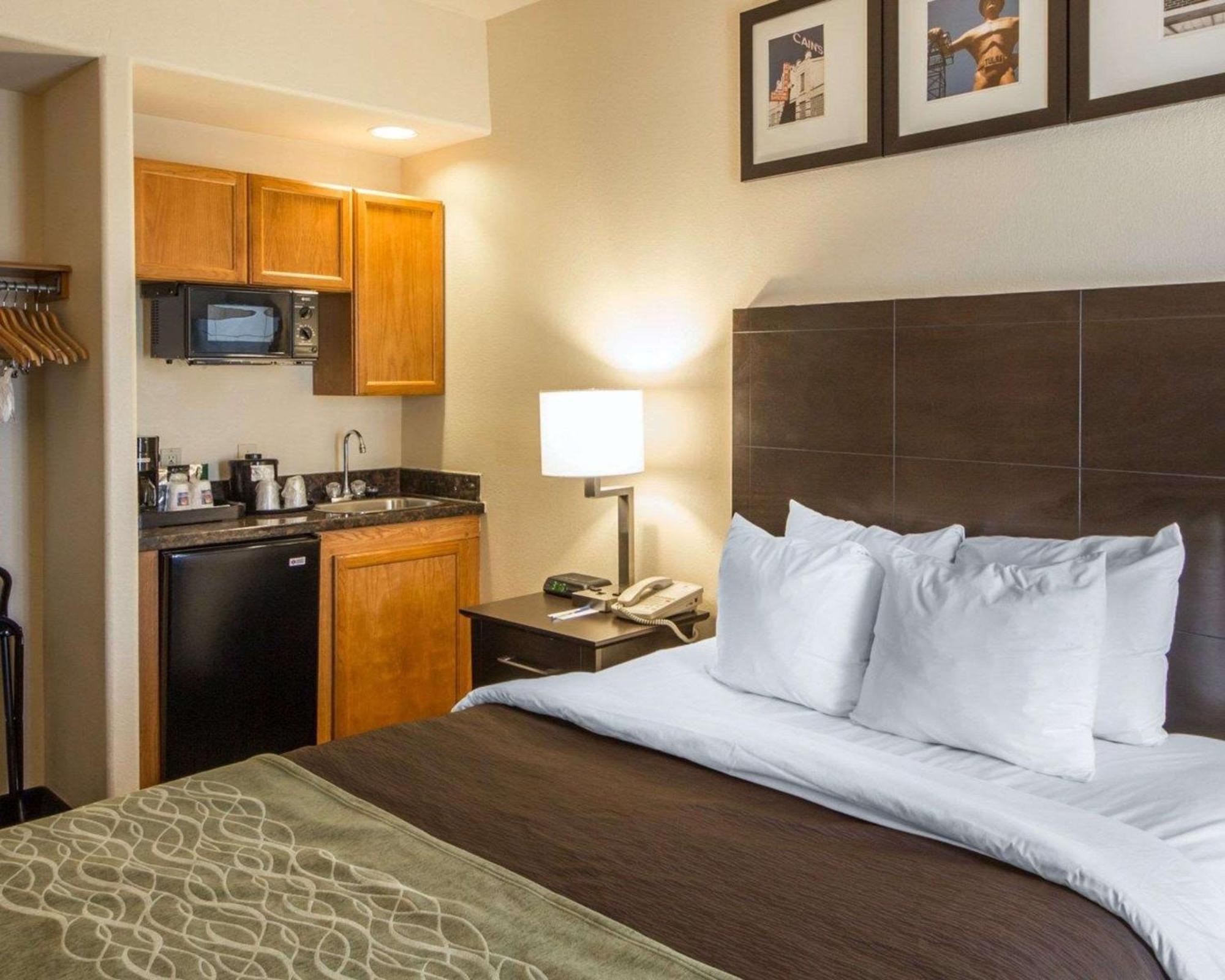 Quality Inn Tulsa-Downtown West Extérieur photo