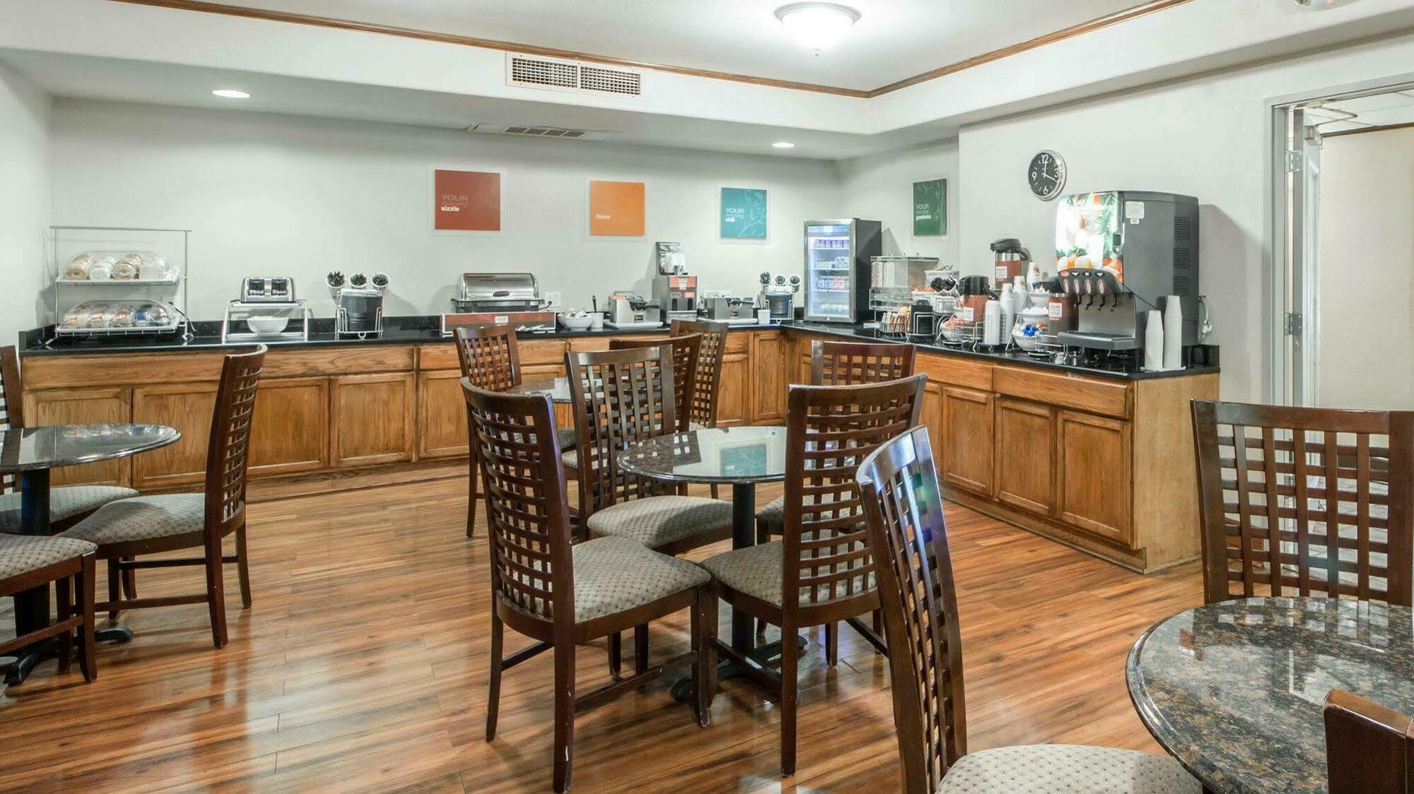 Quality Inn Tulsa-Downtown West Extérieur photo