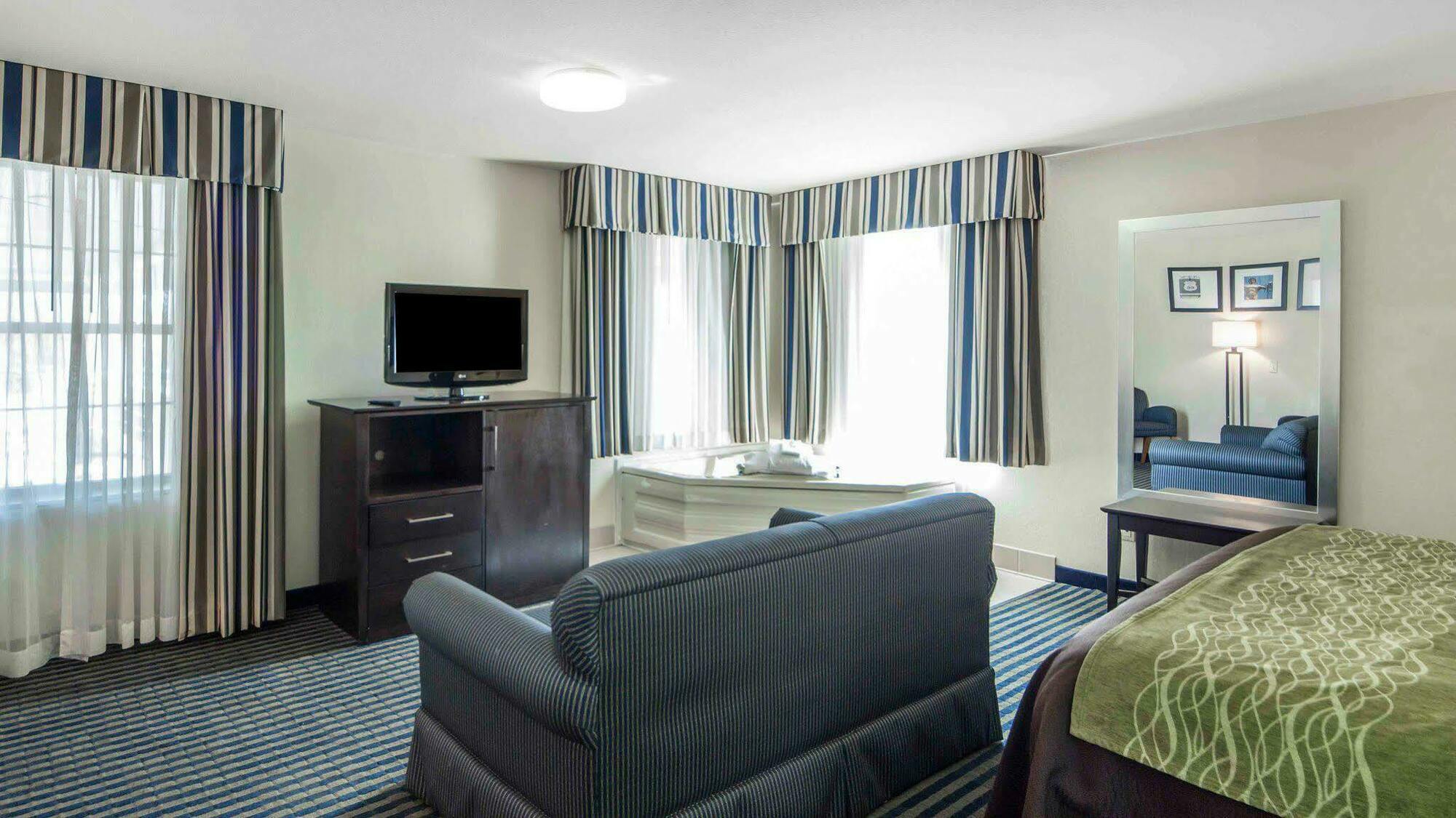 Quality Inn Tulsa-Downtown West Extérieur photo